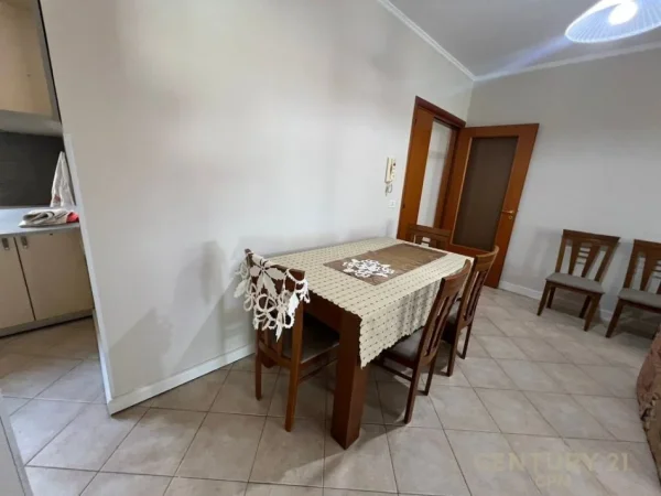 Tirane, jepet me qera apartament 2+1 Kati 8, 102 m² 701 € (Rruga e Kavajes)