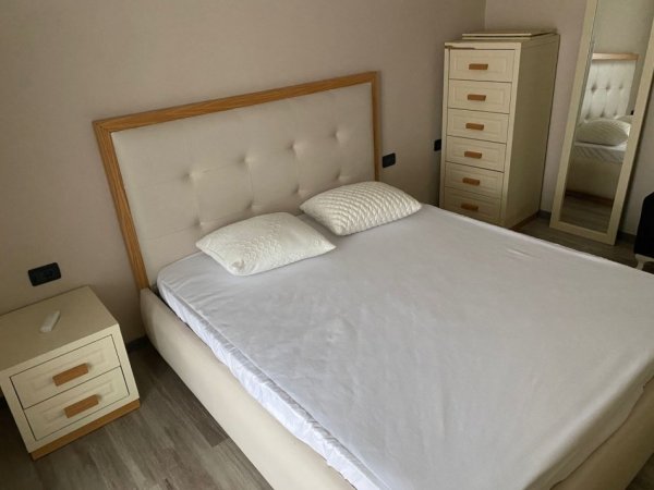 Tirane, jepet me qera apartament 2+1 Kati 2, 75 m² 550 € (Rruga Xhenefiz keko)