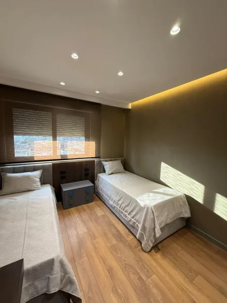 Tirane, jepet me qera apartament 2+1+Ballkon Kati 8, 125 m² 1.500 € (Rruga e Durresit)