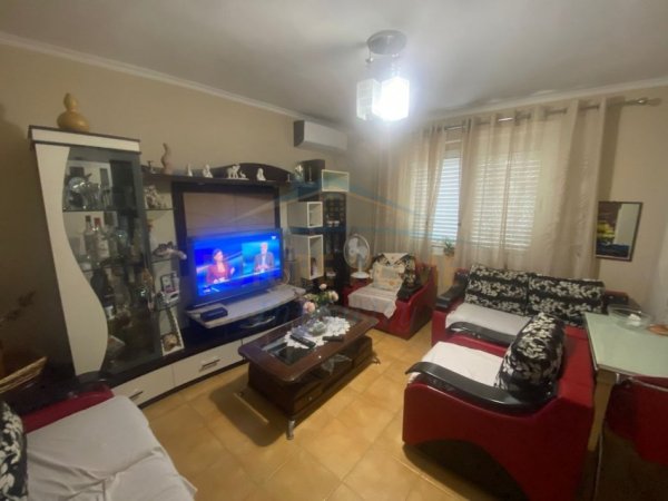 Tirane, shitet apartament 1+1+Ballkon Kati 4, 52 m² 110.000 € (Rruga Mine Peza)