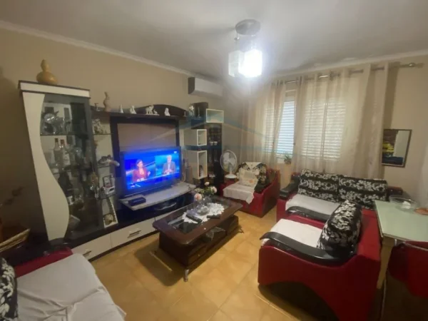 Tirane, shitet apartament 1+1+Ballkon Kati 4, 52 m² 110.000 € (Rruga Mine Peza)
