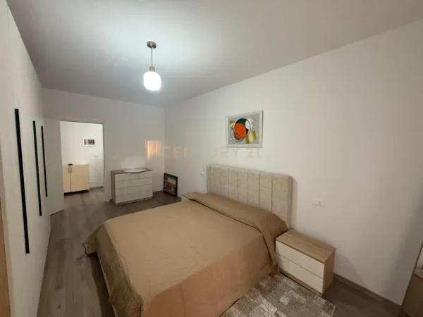 Tirane, jepet me qera apartament 1+1+Ballkon Kati 2, 75 m² 600 € (Xhamlliku)