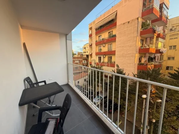 Tirane, jepet me qera apartament 1+1+Ballkon Kati 2, 75 m² 600 € (Xhamlliku)