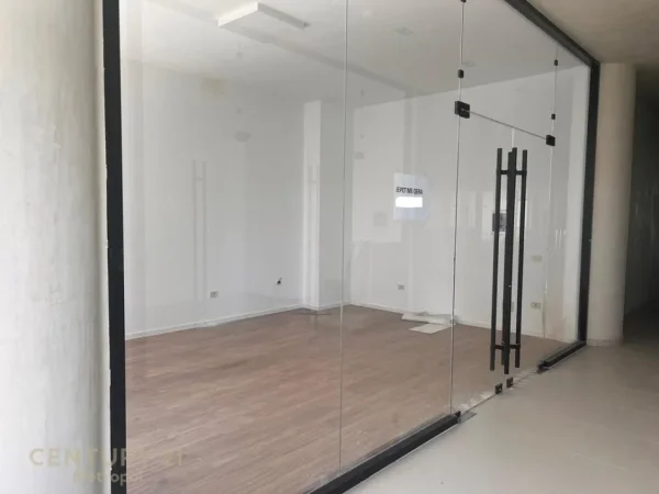 Tirane, jepet me qera ambjent biznesi Kati 1, 40 m² 1.300 € (Mine Peza)