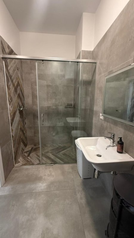 Tirane, jepet me qera apartament 3+1+Ballkon Kati 5, 145 m² 1.200 € (Square 21)