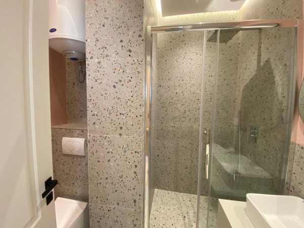 Tirane, jepet me qera apartament 1+1 Kati 1, 55 m² 700 € 