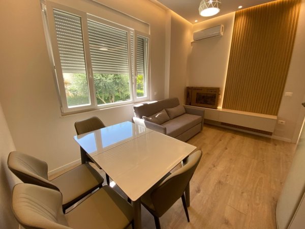 Tirane, jepet me qera apartament 1+1 Kati 1, 55 m² 700 € 