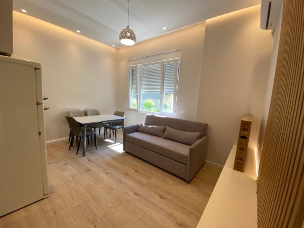 Tirane, jepet me qera apartament 1+1 Kati 1, 55 m² 700 € 