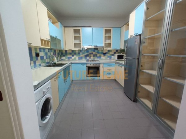 Tirane, shitet apartament 2+1+Ballkon Kati 3, 110 m² 225.000 € (Komuna e parisit tek kompjuter german)