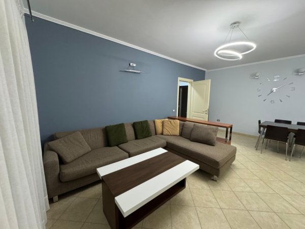 Tirane, jepet me qera apartament 2+1 Kati 5, 600 € 