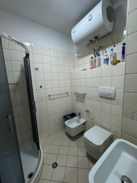 Tirane, jepet me qera apartament 2+1 Kati 5, 600 € 