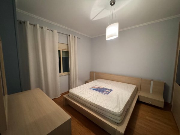 Tirane, jepet me qera apartament 2+1 Kati 5, 600 € 