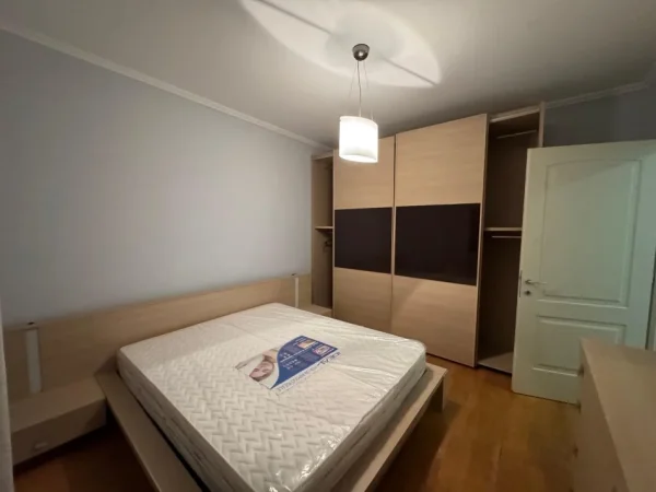 Tirane, jepet me qera apartament 2+1 Kati 5, 600 € 