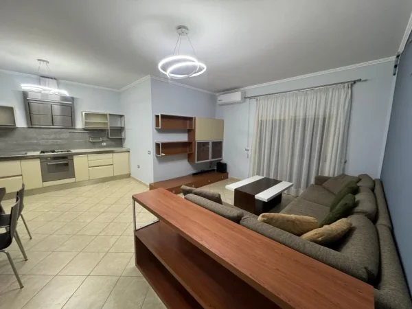 Tirane, jepet me qera apartament 2+1 Kati 5, 600 € 