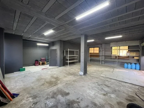 Tirane, jepet me qera magazine Kati 0, 120 m² 900 € (LAPRAKE)