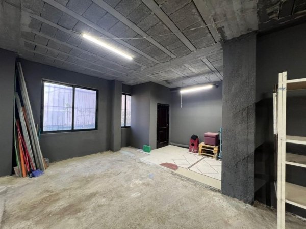 Tirane, jepet me qera magazine Kati 0, 120 m² 900 € (LAPRAKE)