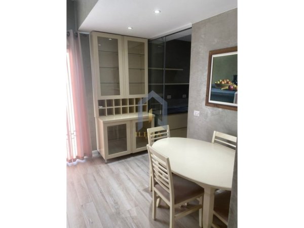 Tirane, jap me qera apartament 2+1+Ballkon Kati 2, 120 m² 550 € (qsut)