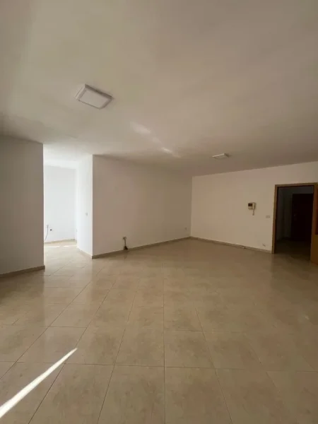 Tirane, jepet me qera ambjent biznesi , 138 m² 1.200 € (Ish Ekspozita)