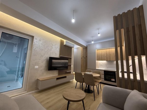Tirane, jepet me qera apartament 1+1+Ballkon Kati 7, 70 m² 550 € (ALI DEMI)