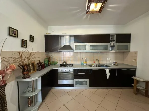 Tirane, shitet apartament 2+1+Ballkon Kati 5, 94 m² 210.000 € (Prane Shkolles se Kuqe)