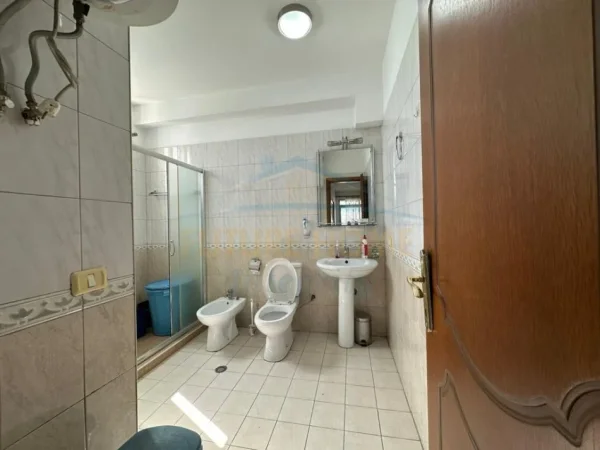 Tirane, shitet apartament 2+1+Ballkon Kati 5, 94 m² 210.000 € (Prane Shkolles se Kuqe)