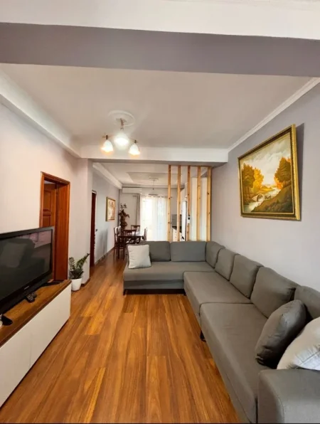 Tirane, jepet me qera shtepi 2+1+Ballkon Kati 3, 90 m² 551 € (Perballe shkolles "Tirana Jonë")