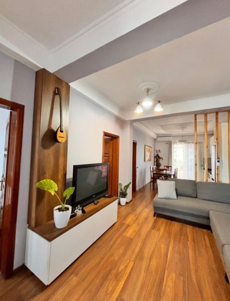 Tirane, jepet me qera shtepi 2+1+Ballkon Kati 3, 90 m² 551 € (Perballe shkolles &quot;Tirana Jonë&quot;)
