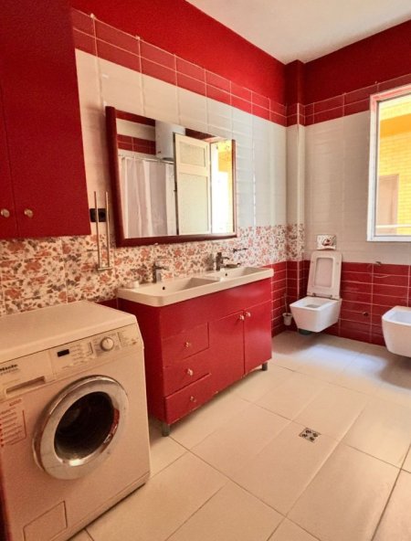 Tirane, jepet me qera shtepi 2+1+Ballkon Kati 3, 90 m² 551 € (Perballe shkolles &quot;Tirana Jonë&quot;)