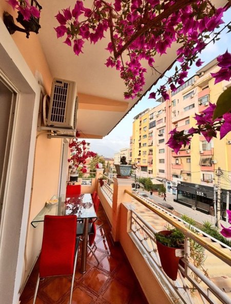 Tirane, jepet me qera shtepi 2+1+Ballkon Kati 3, 90 m² 551 € (Perballe shkolles &quot;Tirana Jonë&quot;)