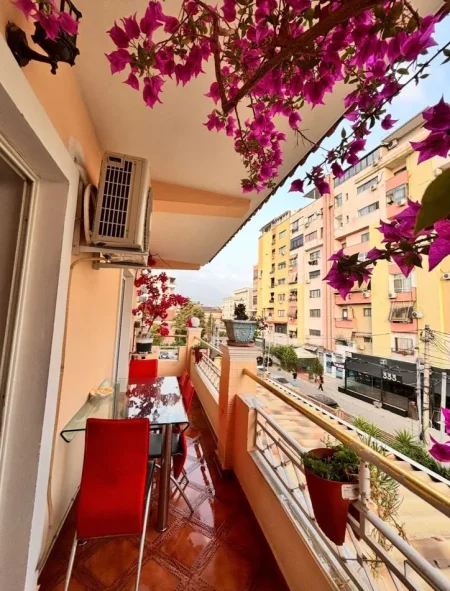 Tirane, jepet me qera shtepi 2+1+Ballkon Kati 3, 90 m² 551 € (Perballe shkolles "Tirana Jonë")
