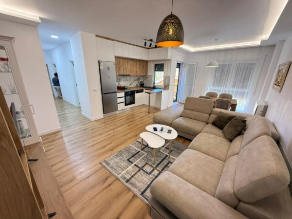Tirane, jepet me qera apartament 2+1 Kati 3, 100 m² 850 € 