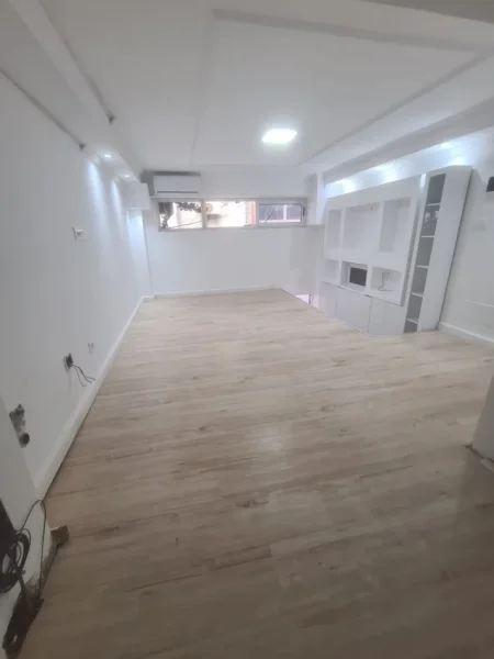 Tirane, jepet me qera ambjent biznesi Kati 0, 40 m² 500 € 