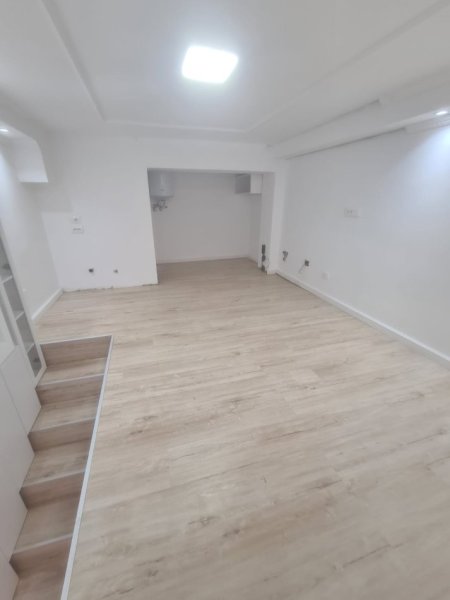 Tirane, jepet me qera ambjent biznesi Kati 0, 40 m² 500 € 