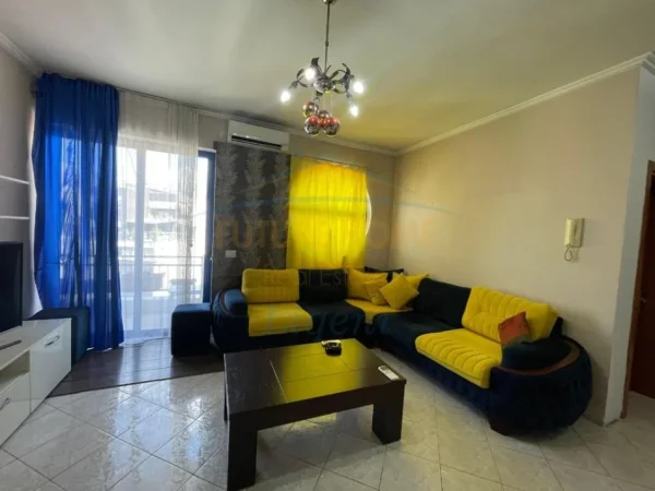 Tirane, jepet me qera apartament 1+1+Ballkon Kati 9, 70 m² 800 € (Rruga e Kosovareve)