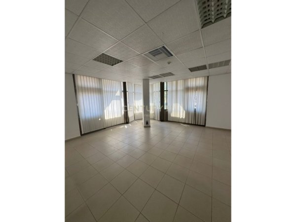 Tirane, jepet me qera zyre Kati 3, 168 m² 2.520 € (Prane Stadiumit Dinamo dhe Sheshit Willson)