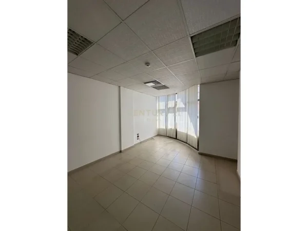 Tirane, jepet me qera zyre Kati 3, 168 m² 2.520 € (Prane Stadiumit Dinamo dhe Sheshit Willson)