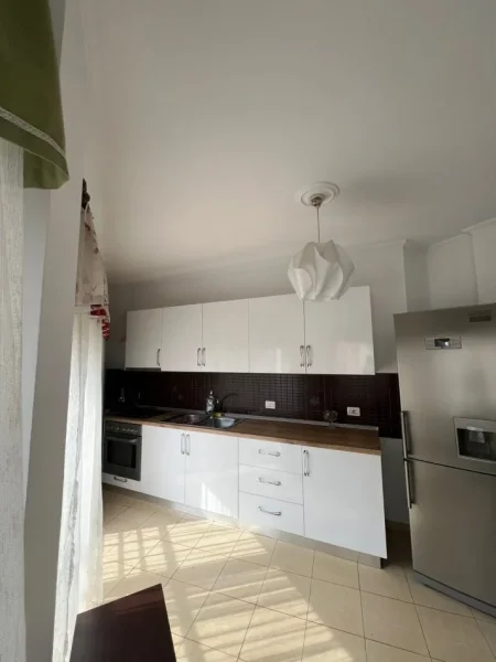 Tirane, jepet me qera apartament 2+1+Aneks+Ballkon Kati 4, 111 m² 550 € (Ali Demi)