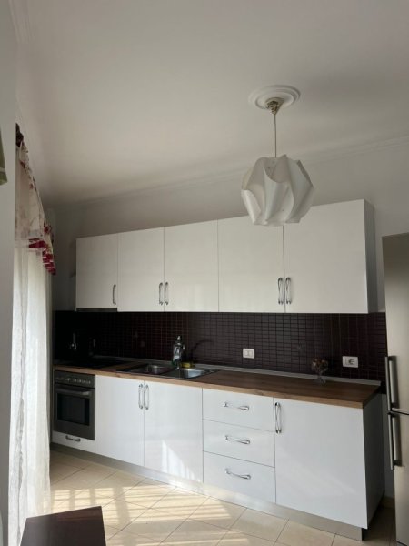 Tirane, jepet me qera apartament 2+1+Aneks+Ballkon Kati 4, 111 m² 550 € (Ali Demi)