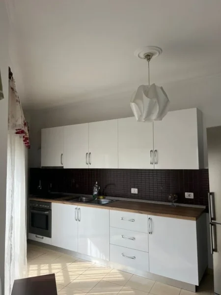 Tirane, jepet me qera apartament 2+1+Aneks+Ballkon Kati 4, 111 m² 550 € (Ali Demi)