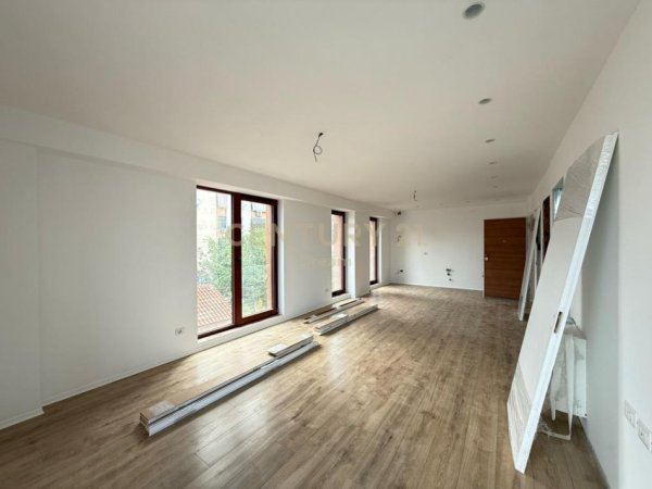 Tirane, jepet me qera zyre Kati 3, 84 m² 1.500 € (Rruga e Kavajes)
