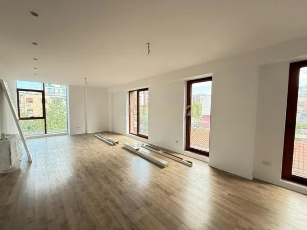 Tirane, jepet me qera zyre Kati 3, 84 m² 1.500 € (Rruga e Kavajes)
