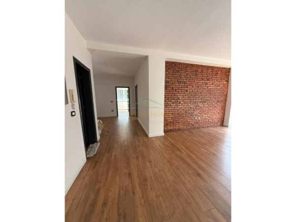 Tirane, jepet me qera apartament 2+1 Kati 8, 112 m² 850 € (Komuna E Parisit)