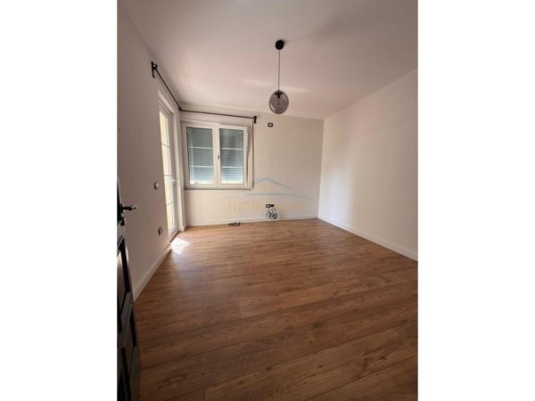 Tirane, jepet me qera apartament 2+1 Kati 8, 112 m² 850 € (Komuna E Parisit)