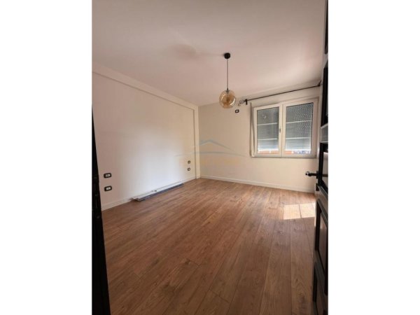 Tirane, jepet me qera apartament 2+1 Kati 8, 112 m² 850 € (Komuna E Parisit)