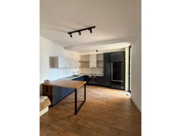 Tirane, jepet me qera apartament 2+1 Kati 8, 112 m² 850 € (Komuna E Parisit)