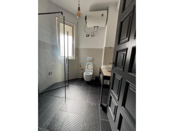 Tirane, jepet me qera apartament 2+1 Kati 8, 112 m² 850 € (Komuna E Parisit)