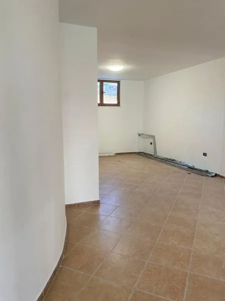 Tirane, jepet me qera apartament 3+1 Kati 1, 600 € 