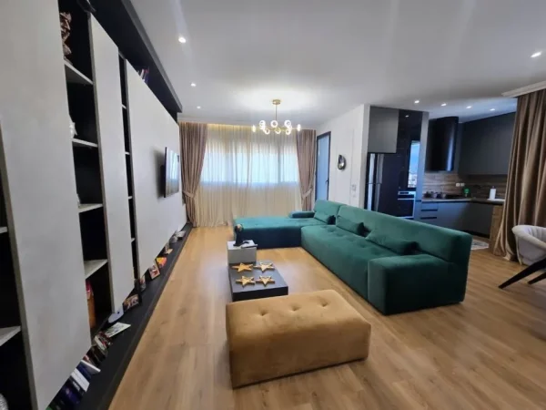Tirane, shitet apartament 2+1 , 140 m² (Pediatria)