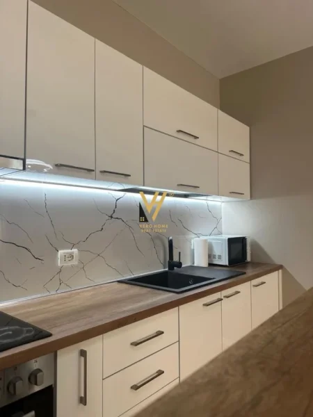 Tirane, jepet me qera apartament 1+1+Ballkon Kati 5, 65 m² 690 € (RRUGA MIHAL GRAMENO)