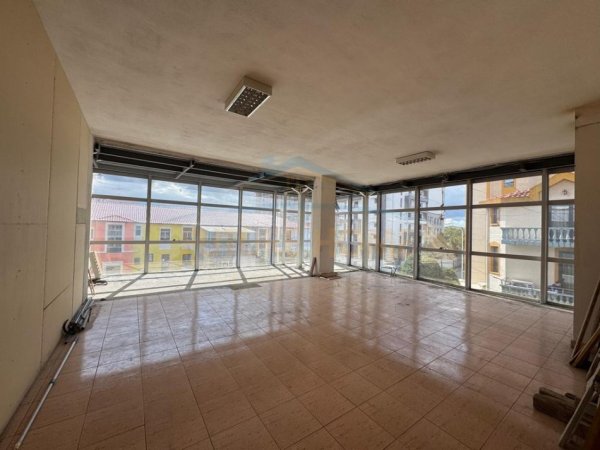 Tirane, jepet me qera ambjent biznesi Kati 2, 250 m² 1.800 € (KINOSTUDIO)